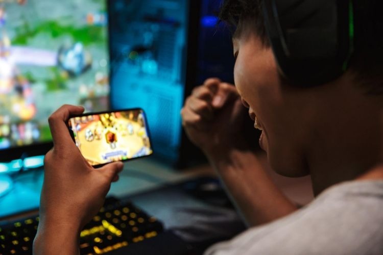 Menyelami Manfaat dan Menghadapi Bahayanya Game Online